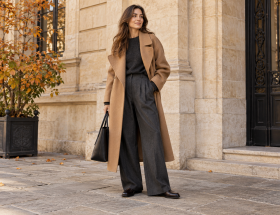 Abrigo camel amplio con jersey y pantalón de sastrería gris